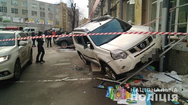 В Киеве неизвестные со стрельбой ограбили авто