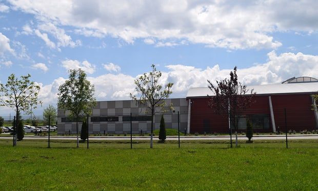 Louis Vuitton fabrică pantofi în România. Angajaţii au salarii mizere