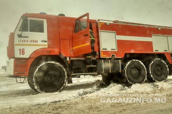 В Томае из-за скользкой дороги микроавтобус врезался в мост