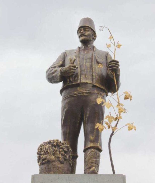 На Украине из памятника Ленину сделали болгарина