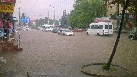 Проливные дожди, не успев начаться, затопили половину столицы