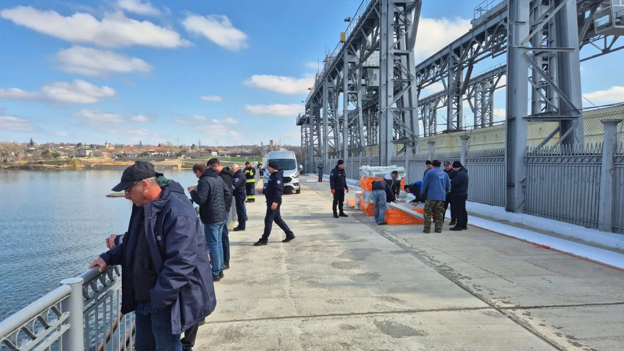 Экологическая опасность на Днестре: Польша предоставила 5 т абсорбирующего материала