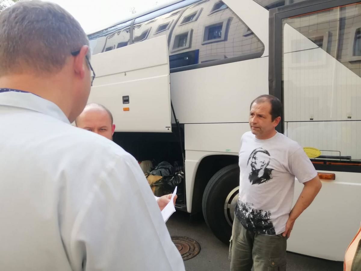 В больницу "Феофания" привезли 11 освобожденных украинцев