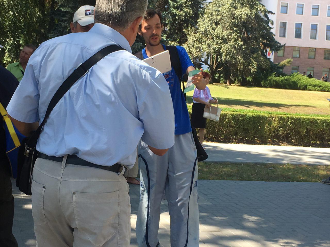 Fluturașii despre pantalonii uzi ai lui Năstase: Furie de pe scenă, zâmbete din mulțime