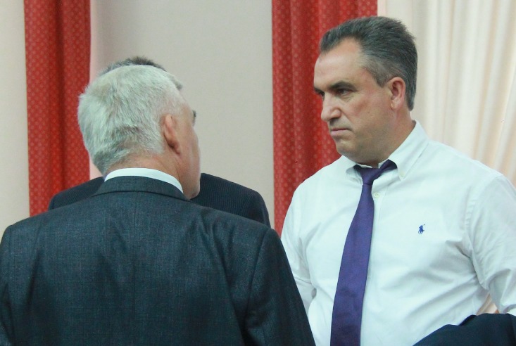 De la ce firmă se îmbracă șeful de la Vamă