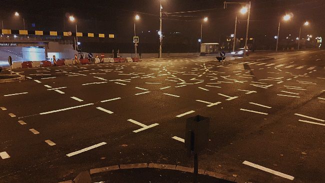 Intersecţie cu marcaje de neînţeles. Şoferii fac haz de necaz