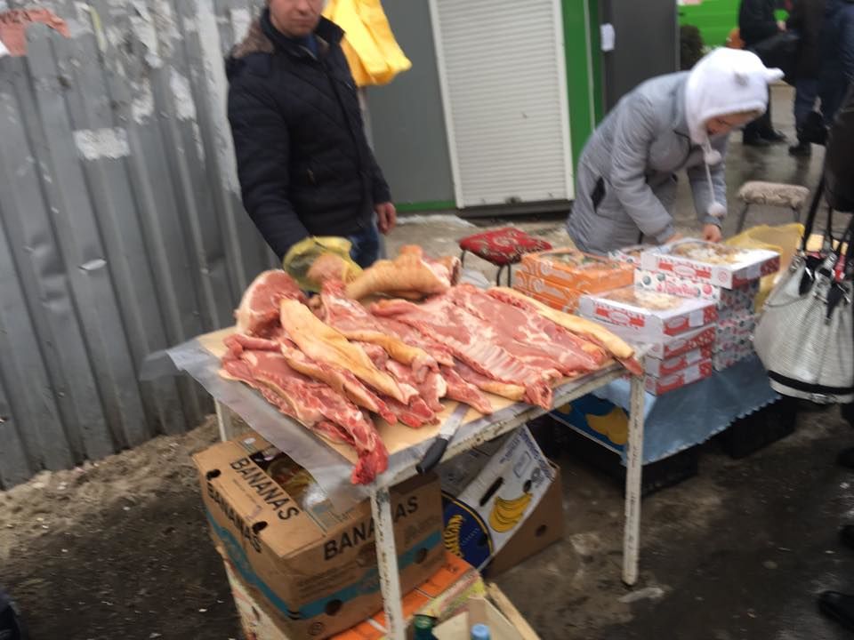 Под ”носом” у примэрии продолжается торговля мясом в антисанитарных условиях