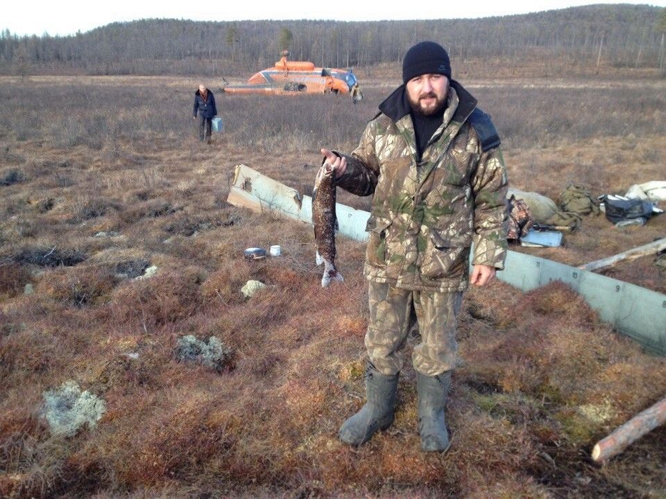 Новосибирские геофизики устроили фотосессию на фоне упавшего вертолёта