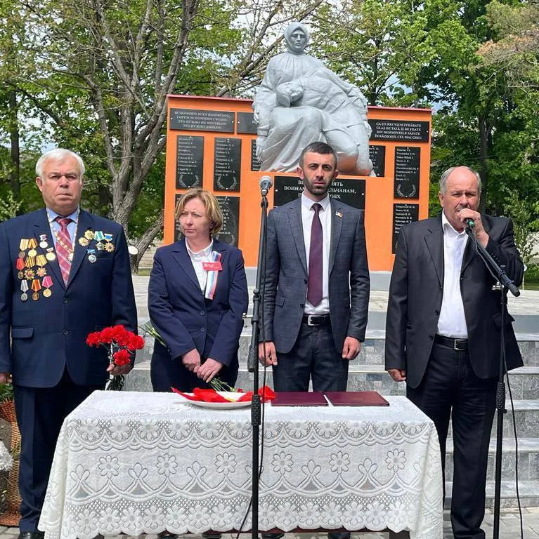 Посольство России в Молдове помогло восстановить памятник советским воинам