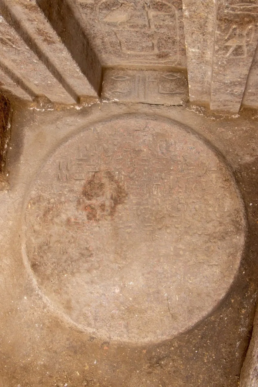 Mormântul unui prinț cu o ușă falsă monumentală din granit roz, găsit la Saqqara