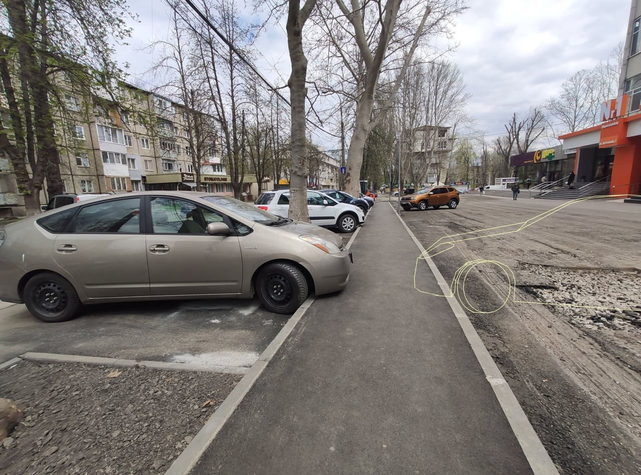 Кишиневцев возмутил ремонт тротуара и парковка: 