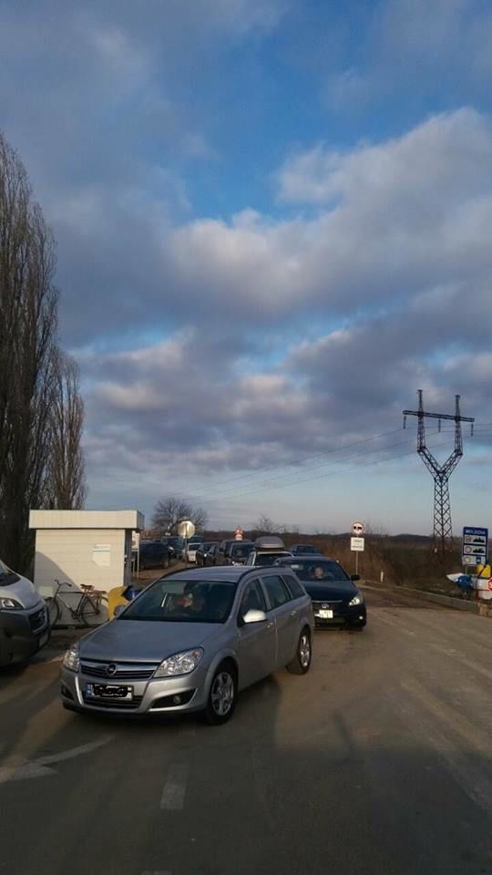 Ha двух КПП на границе с Украиной образовались большие очереди