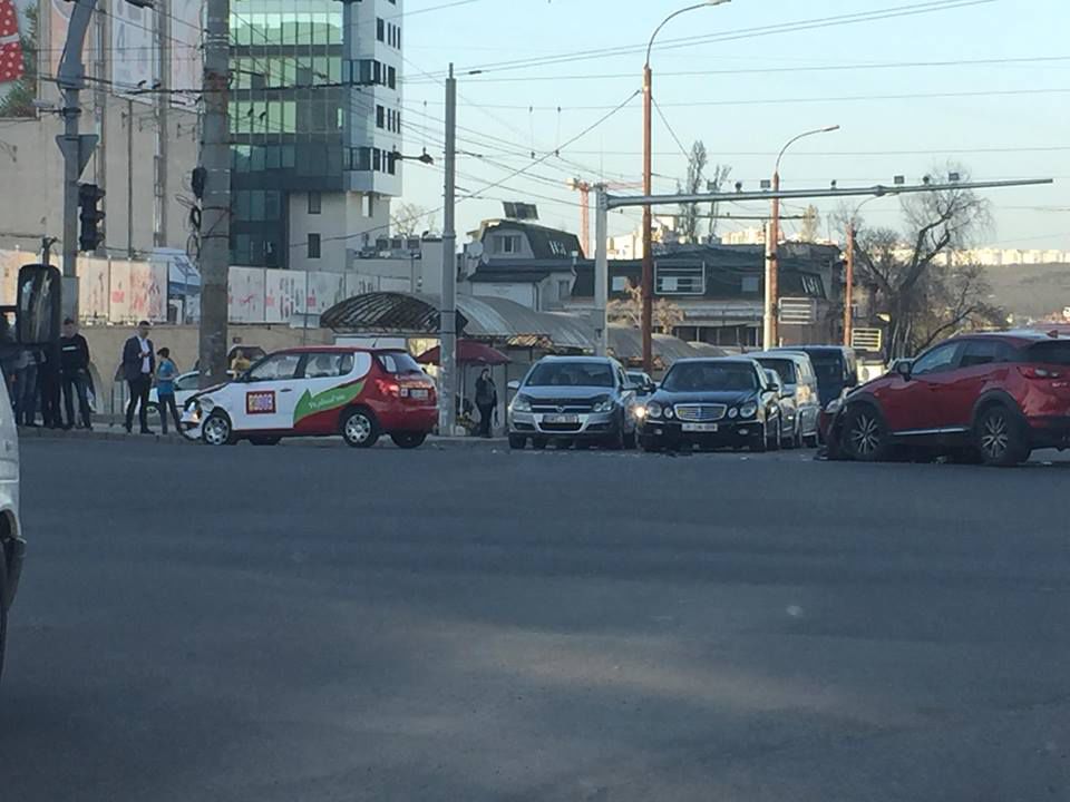 В центре Кишинева столкнулись два автомобиля