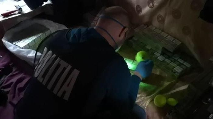 В поезде Кишинев – Бухарест обнаружена партия контрабандных сигарет