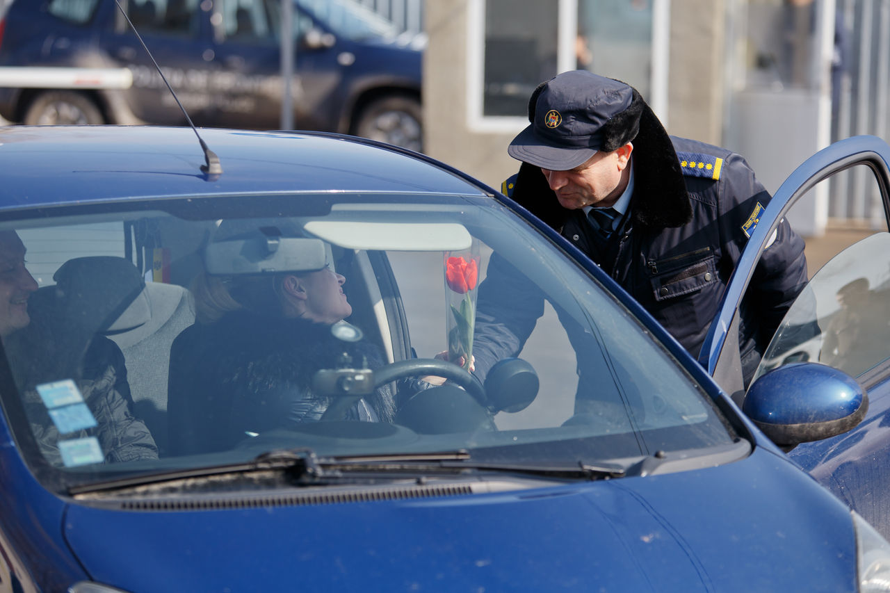 Flori şi bomboane din partea vameşilor pentru femeile care traversează frontiera