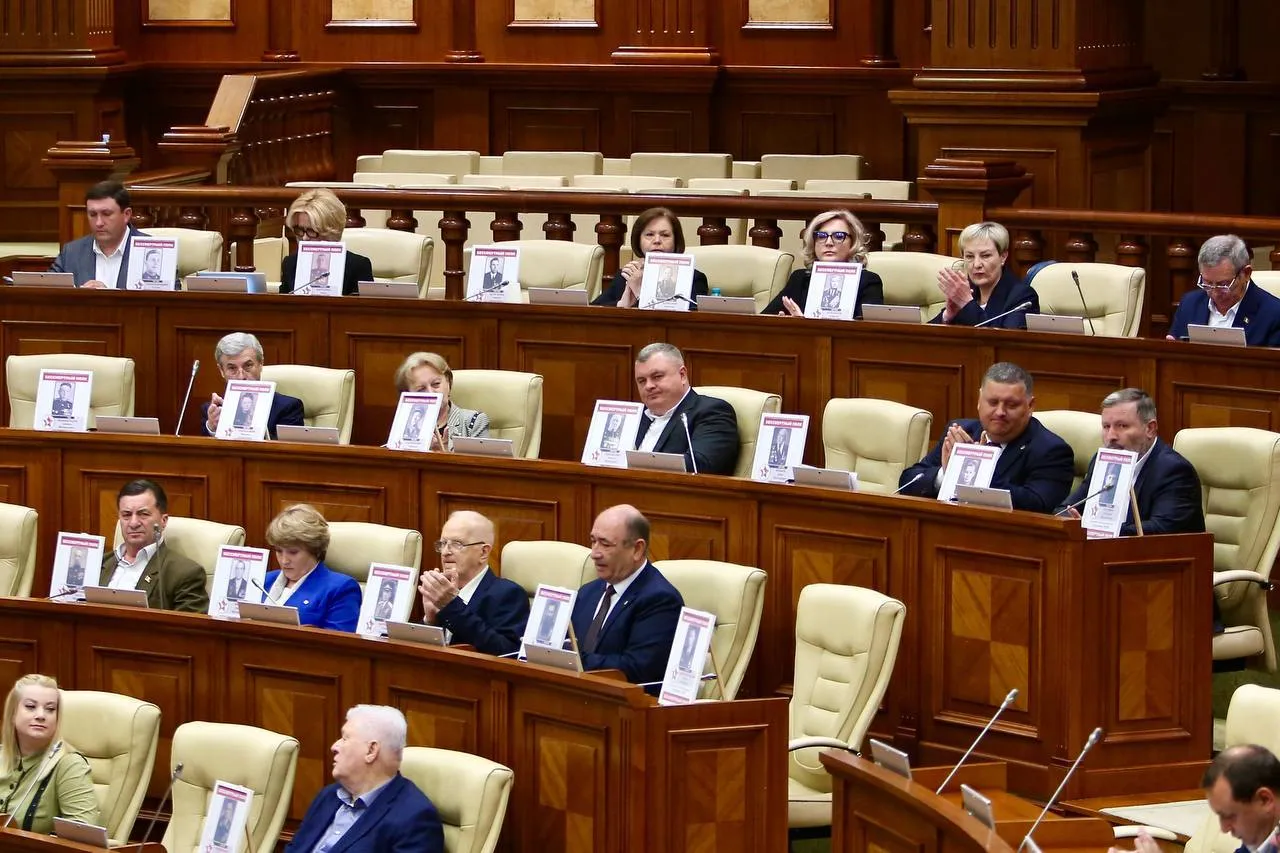 Deputații BCS au organizat Regimentul Nemuritor în plenul Parlamentului