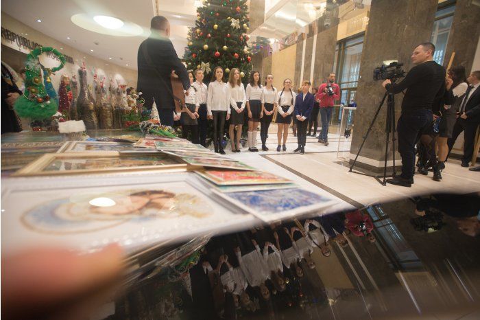 В парламенте открылась Рождественская ярмарка