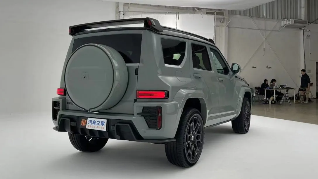Китайцы презентовали недорогого конкурента Mercedes-AMG G63