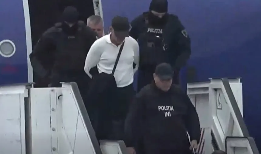 Самолёт с Плахотнюком приземлился в Кишинёве