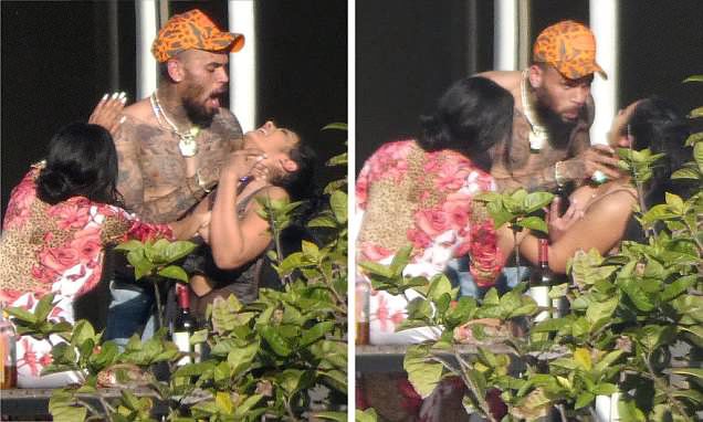 Chris Brown, fotografiat în timp ce strângea o femeie de gât. Cum se apără