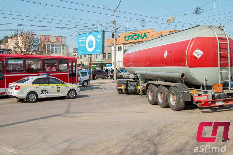 В Бельцах бензовоз не смог разъехаться с легковушкой