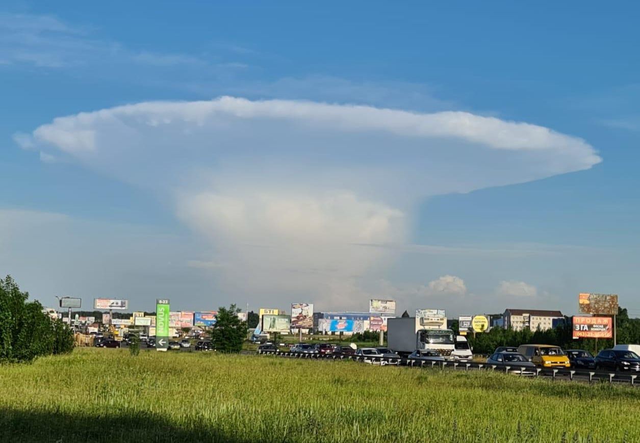Киев накрыло необычное облако в форме ядерного гриба