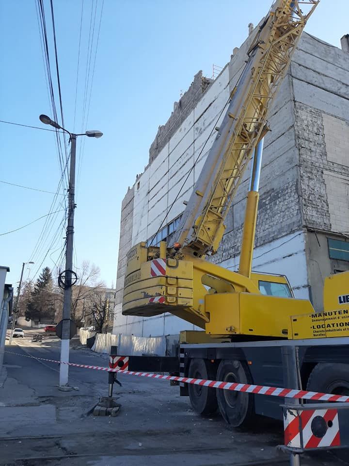 На Чеканах ведутся работы по сносу аварийного здания