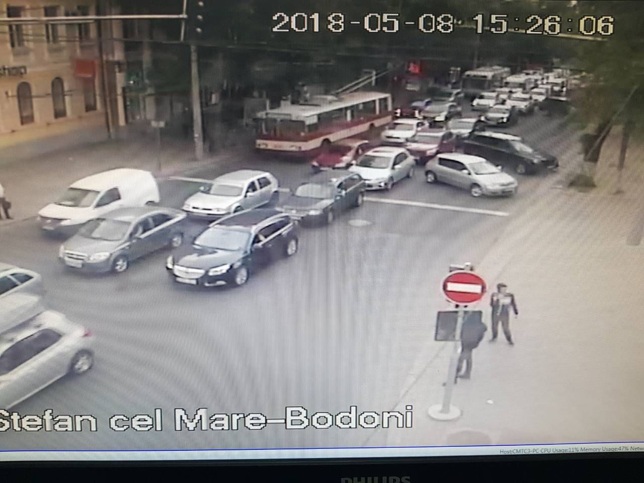 На улице Бэнулеску Бодони образовались пробки