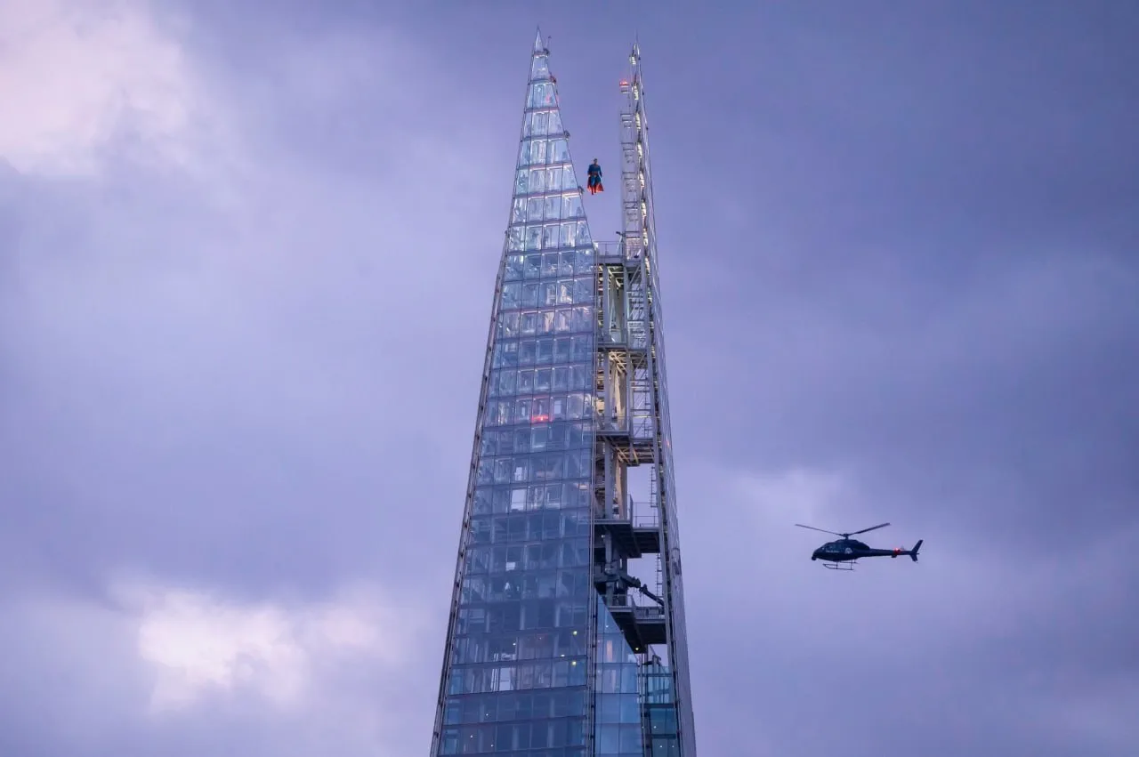 Трехметровый Супермен появился на шпиле небоскреба Shard в Лондоне