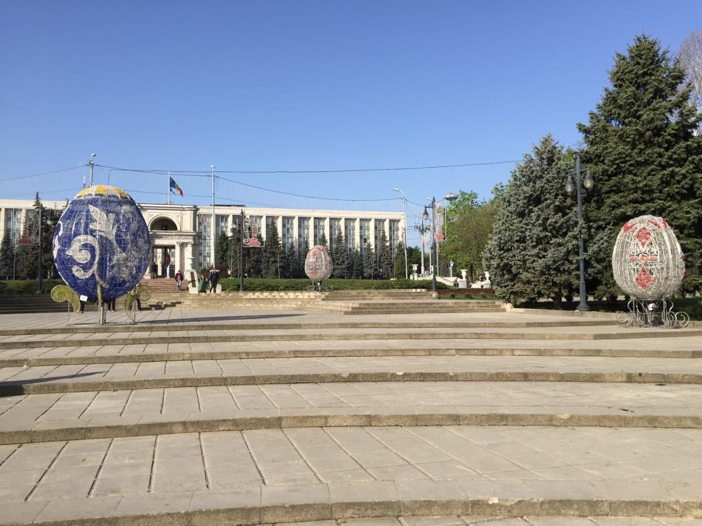 К пасхальным праздникам украсили сквер Кафедрального собора