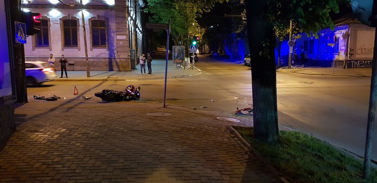 В центре Кишинева мотоциклист попал в ДТП