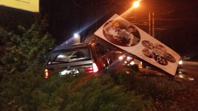 Un BMW X5 a făcut praf un panou publicitar