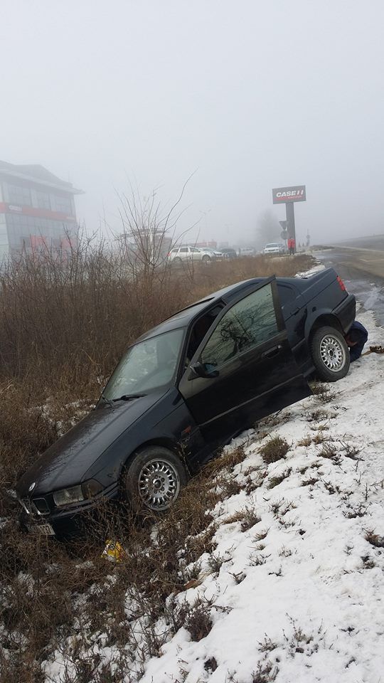 Soferul unui BMW a derapat pe sosea si a ajuns cu masina intr-un sant