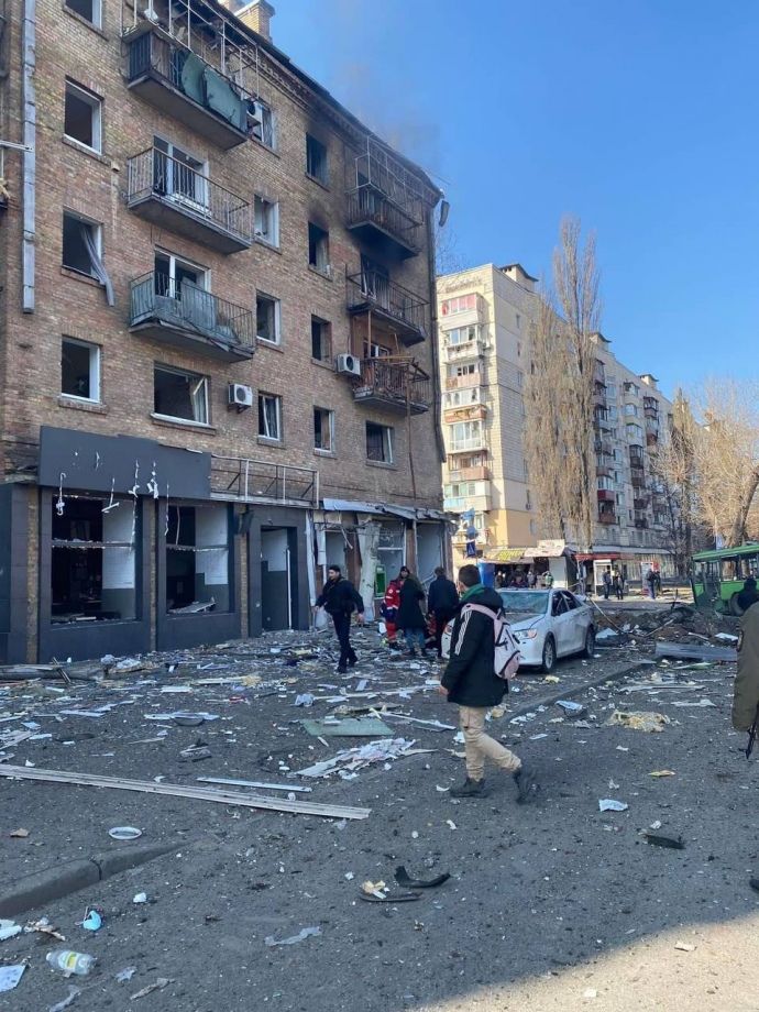 Над Киевом сбили ракету, ее обломки попали на дом, погиб человек