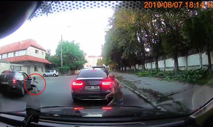 Водитель и ребенок нарушили правила, трагедии удалось избежать чудом