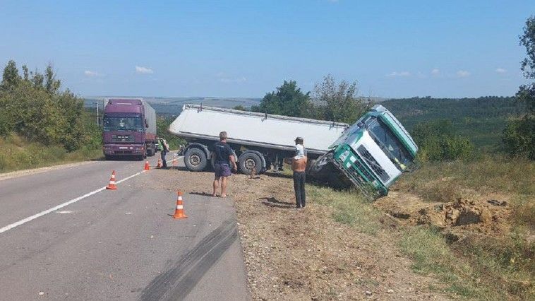 Возле Чобановки произошло ДТП: перевернулся грузовик