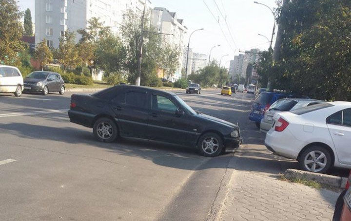 Un şofer din Capitală a decis să-şi parcheze maşina în mijlocul străzii