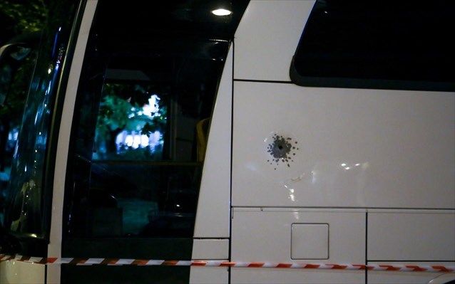 В центре Афин обстреляли туристический автобус