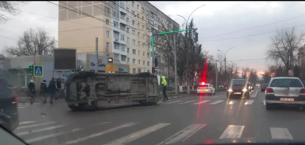 В результате ДТП в Унгенах перевернулся автомобиль