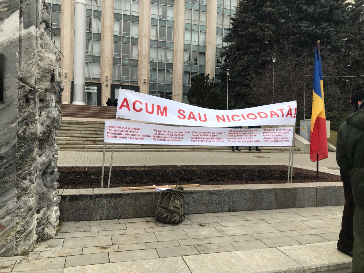 Кику провёл беседу с пришедшими на протест ветеранами