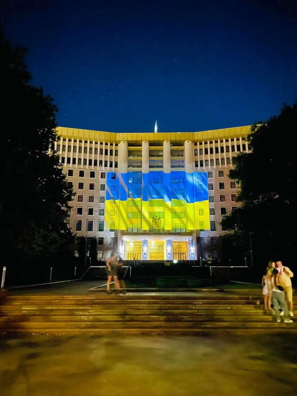 Clădirea Parlamentului, iluminată în culorile drapelului Ucrainei de Ziua Independenței