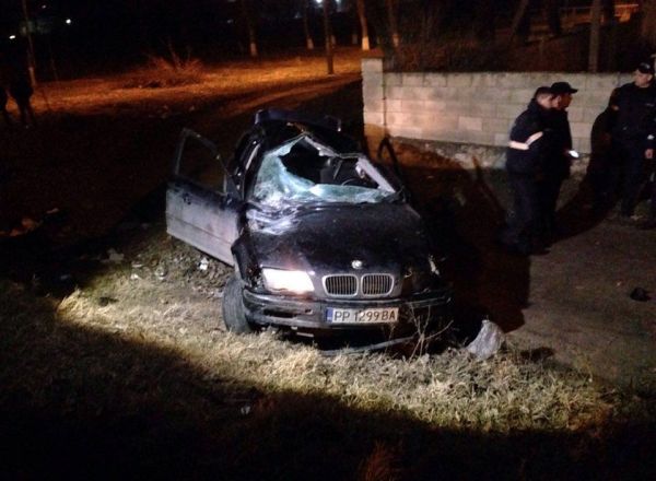 Un BMW s-a răsturnat la Grătiești: Un tînăr de 24 de ani a murit pe loc