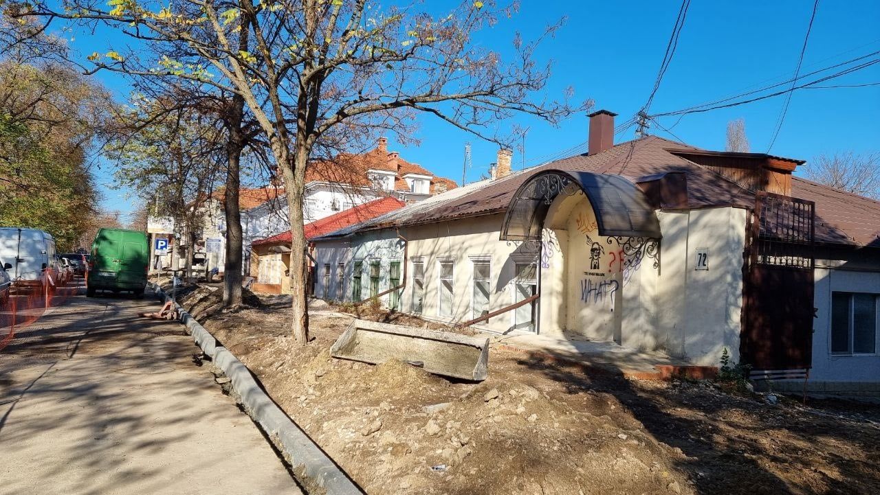 Полным ходом идёт ремонт тротуаров на улице A. Щусева в Кишиневе
