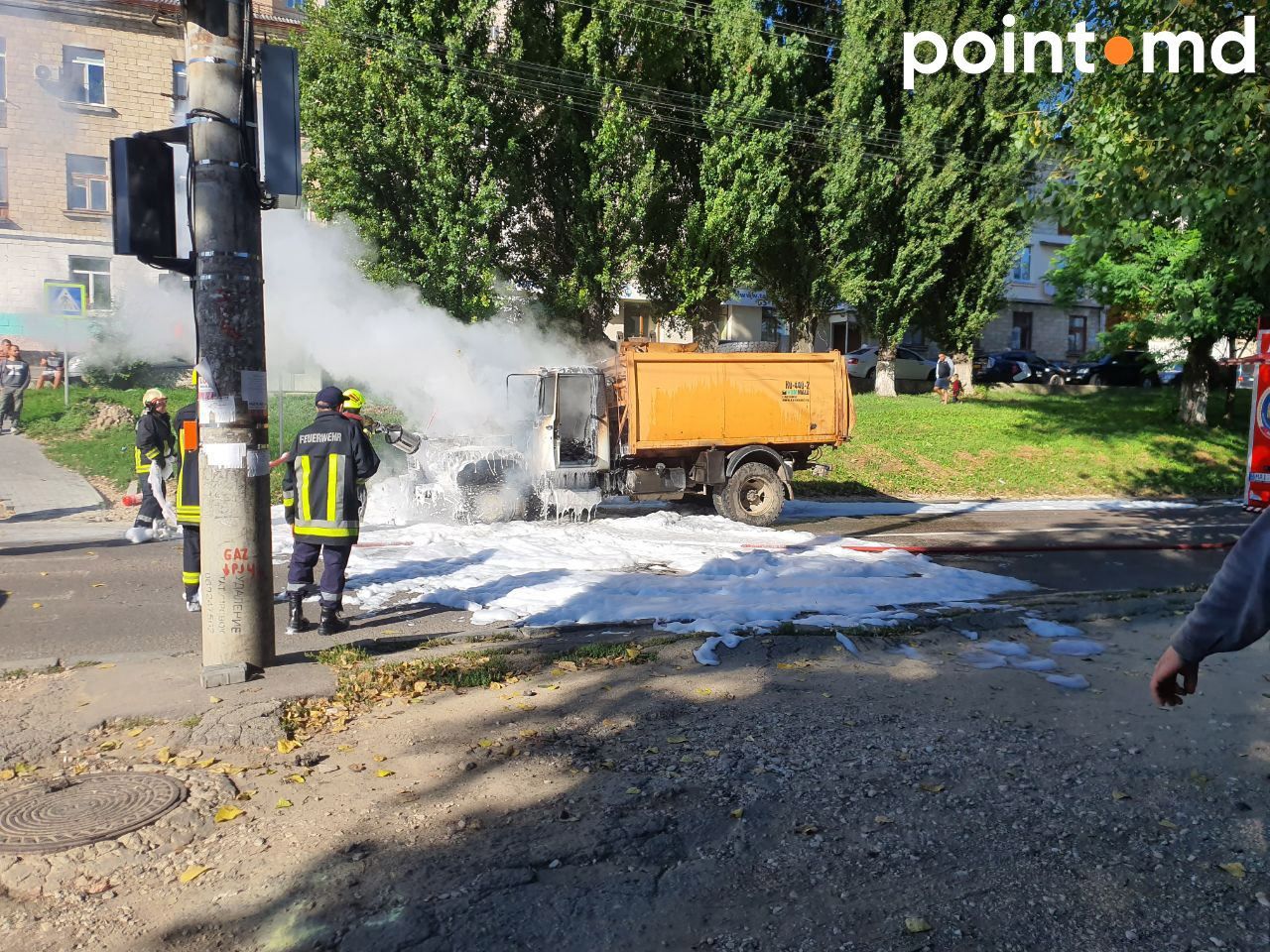 На столичной улице загорелся мусоровоз: пожарные быстро потушили пламя