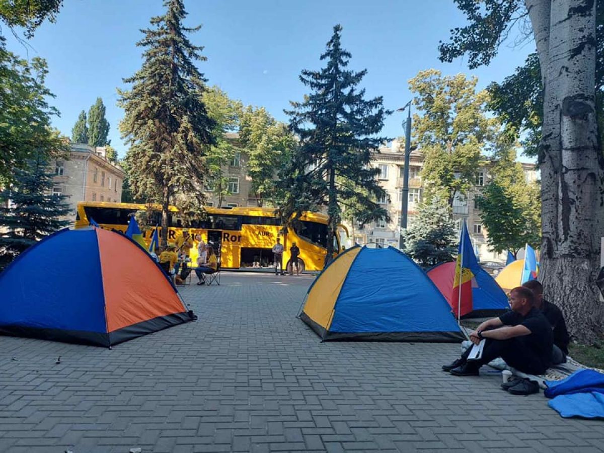 Протест у СИБ: Активисты AUR установили палатки и провели там ночь