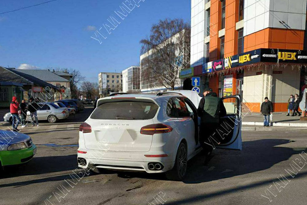 В аварии в Бендерах пострадал водитель: Porsche проехал на красный