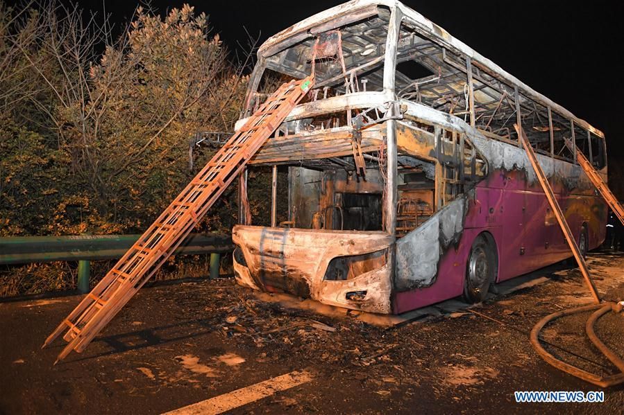 Более 25 человек погибли при возгорании туристического автобуса в Китае