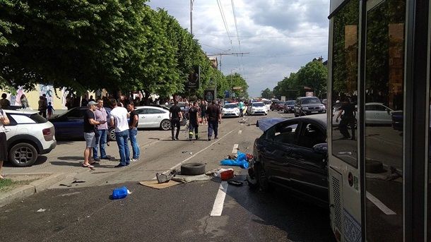 В Запорожье столкнулись десять авто и автобус