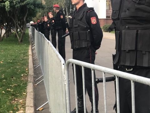 Движение ACUM протестовали у парламента, были стянуты отряды карабинеров