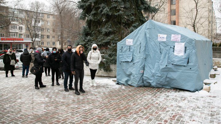 Ажиотаж образовался у палаток для сдачи ковид-тестов
